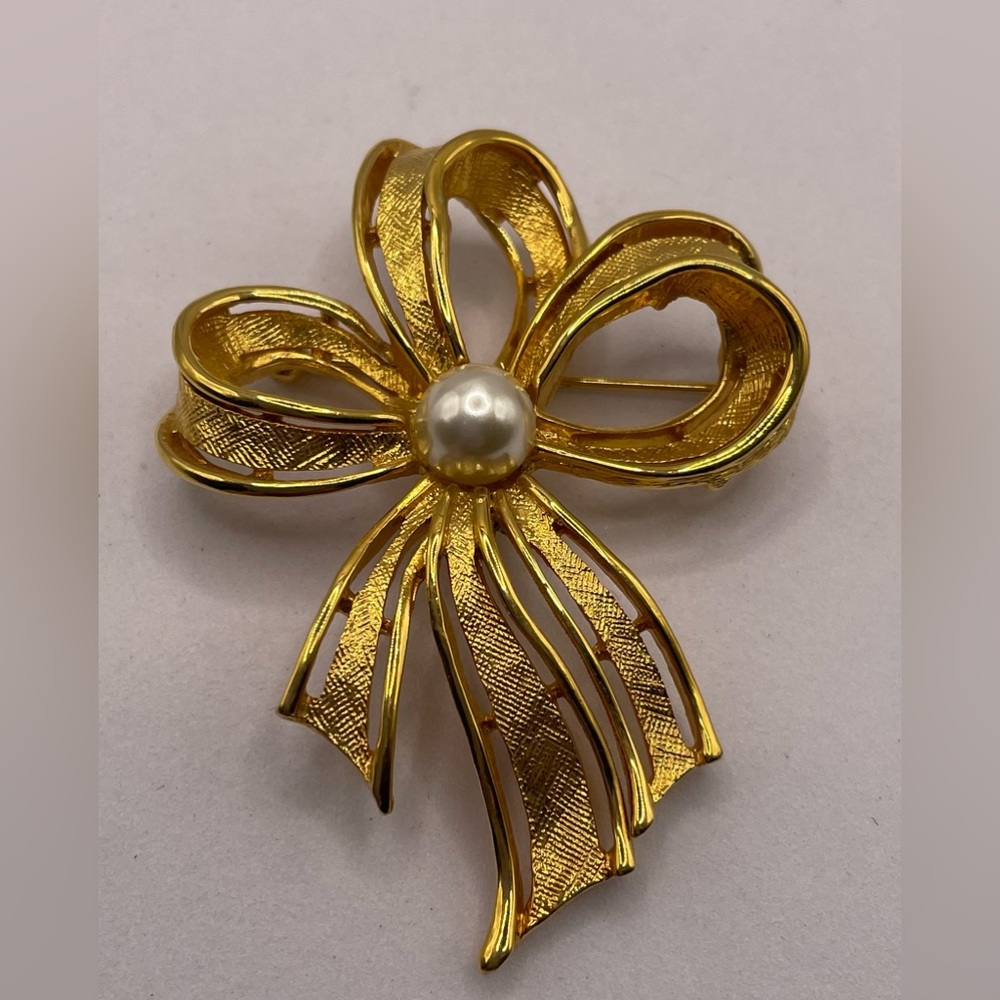 Vintage 1980s Signed Napier Gold Tone  Ribbon Bow Brooch Pin with Faux Pearl